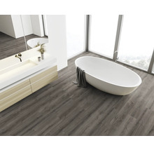 Badezimmer mit Badewanne, Waschtisch und Holzfußboden