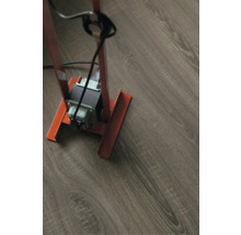 Holzdekor Bodenbelag mit Maserung und Stehlampe