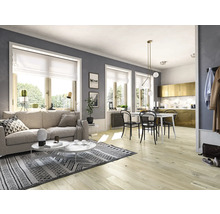 Helles Wohnzimmer mit Sofa, Teppich, Esstisch und Küchenzeile