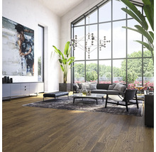 Helles Wohnzimmer mit Parkettboden, Sofa und Fensterfront