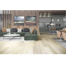 Helle Holzdielen in einem Wohnzimmer mit Sofa und Küche im Hintergrund