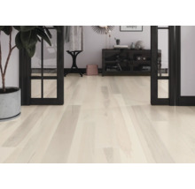 Heller Holzboden in einem stilvollen Raum mit Dekorationen und Möbeln.