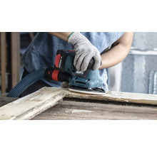 Eine Person schleift Holz mit einem Akku-Schwingschleifer mit Staubabsaugung.