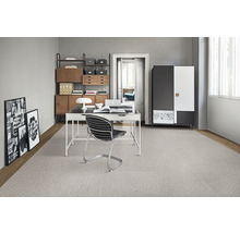 Einrichtung eines hellen Arbeitszimmers mit Schreibtisch, Stuhl, Regal und Schrank