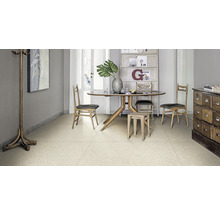 Heller Raum mit Tisch, Stühlen und Terrazzobodenfliesen für ein stilvolles Zuhause