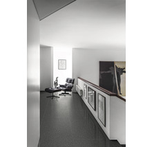 Heller Raum mit Sessel und Kunst an der Wand