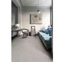 Wohnzimmer mit Fliesenboden, Sofa und Stuhl