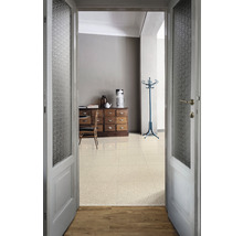 Eingangsbereich mit Fliesenboden, Kommode und Garderobenständer.