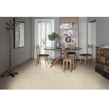 Heller Raum mit Essbereich, Flur und Fliesenboden