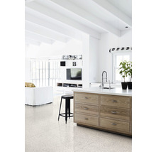 Heller Wohnbereich mit Kücheninsel, Barhocker und Sofa