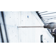 Eine Bohrmaschine bohrt ein Loch in eine Betonwand.