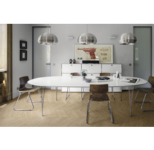 Heller Essbereich mit ovalem Tisch, Stühlen und Pendelleuchten