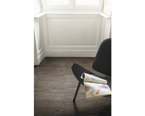 Moderner Raum mit Holzoptik-Fliesenboden und Sessel
