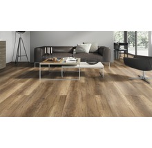 Wohnzimmer mit Laminatboden in Holzoptik, braunem Sofa und Couchtischen