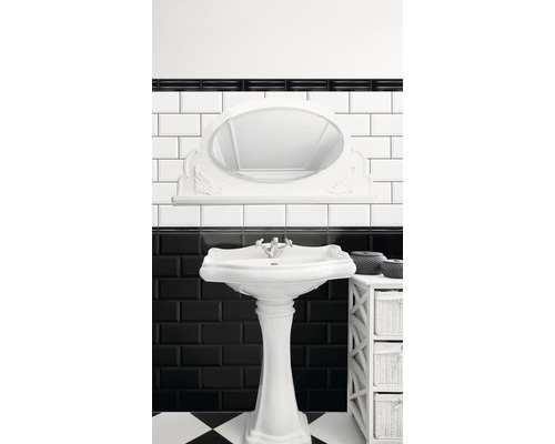 Produktbild 2 (groß) Badezimmer mit Waschtisch und Spiegel im Retro-Stil vor schwarz-weiß gefliester Wand