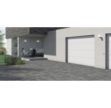 Außenansicht eines modernen Hauses mit Garagentor und Steinboden