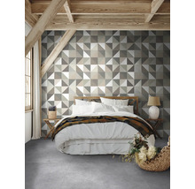 Schlafzimmer mit geometrischer Tapete, Bett und Holzbalken