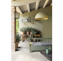 Überdachte Terrasse mit Fliesenboden, Bepflanzung und dekorativen Elementen.