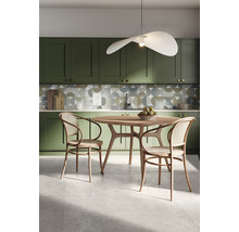 Helle Küche mit Esstisch, Stühlen, Küchenschränken und Pendelleuchte