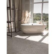 Badezimmer mit freistehender Badewanne vor einem Fenster