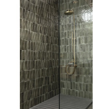 Badezimmer mit Wandfliesen und Duscharmatur