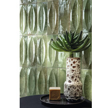 Wandgestaltung mit grünen Fliesen, Dekoration mit Pflanze und Seife