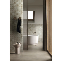 Modernes Badezimmer mit Badewanne, Fliesen und Holzelementen für ein stilvolles Ambiente.