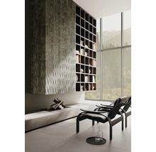 Modernes Wohnzimmer mit Kamin, Bücherregal und zwei Sesseln