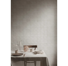 Wandgestaltung mit quadratischen Fliesen und gedecktem Tisch