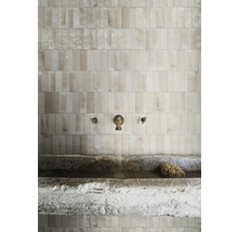 Badezimmer mit länglichen Wandfliesen, Waschtisch und Armatur