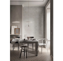 Heller Essbereich mit Esstisch, Stühlen, Pendelleuchten und gemustertem Boden