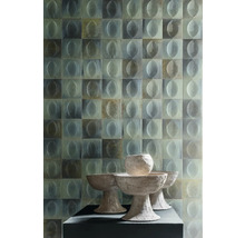 Wandgestaltung mit quadratischen Fliesen und ovalem Muster, kombiniert mit dekorativen Vasen