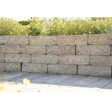 Stützmauer aus Betonsteinen im Garten