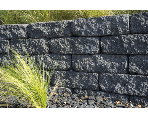 Gartenmauer aus Betonsteinen mit Pflastersteinen