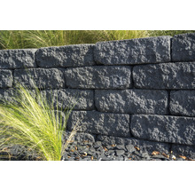 Stützmauer aus grauen Steinen mit Pflastersteinen