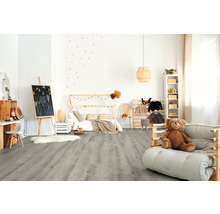 Helles Kinderzimmer mit Holzboden, Tafel und Spielsachen