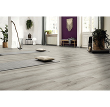 Heller Raum mit grauem Holzboden, Yogamatten und Kissen