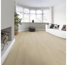 Wohnzimmer mit hellem Holzboden, Sofa und Kamin