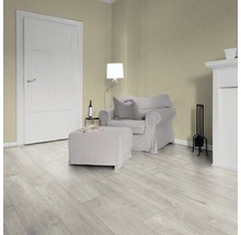 Wohnzimmer mit Laminatboden, Sessel, Stehlampe und Tür