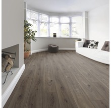 Heller Wohnraum mit Laminatboden, Sofa und Kamin