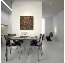 Helles Esszimmer mit Esstisch, Stühlen und Wanddekoration aus Holz