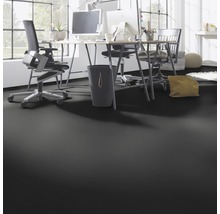 Büro mit Schreibtischen, Stühlen und schwarzem Bodenbelag.