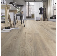 Heller Laminatboden in einem Arbeitszimmer mit Tisch, Stuhl und Schneiderpuppe.