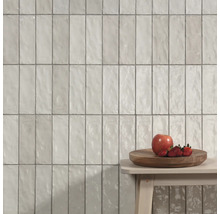 Wandfliesen im Hochformat mit Dekor auf einem Hocker mit Obst