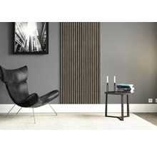 Wohnzimmer mit Akustikpaneel, Sessel und Beistelltisch