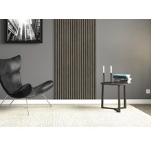 Wohnraum mit Akustikpaneel, Sessel und Beistelltisch