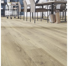 Verlegeszene mit hellem Laminatboden, Tisch und Stühlen