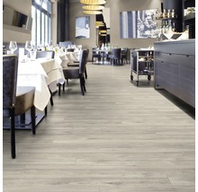 Heller Bodenbelag im Restaurant mit Tischen und Stühlen