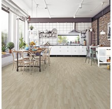 Helle Küche mit Esstisch und verlegtem Bodenbelag