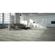 Helles Wohnzimmer mit Küche, Ledersofa und Holzfußboden